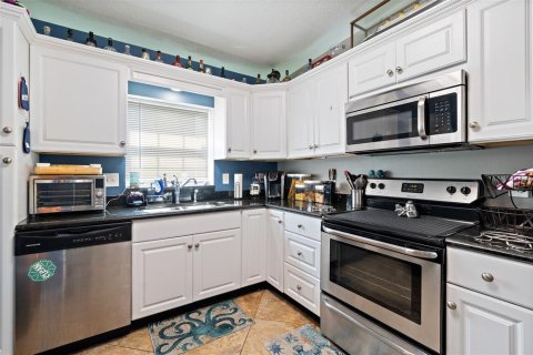 House in Cocoa Beach, Florida 2 bedrooms, 140.38 sq.m. № 1829100 - photo 8