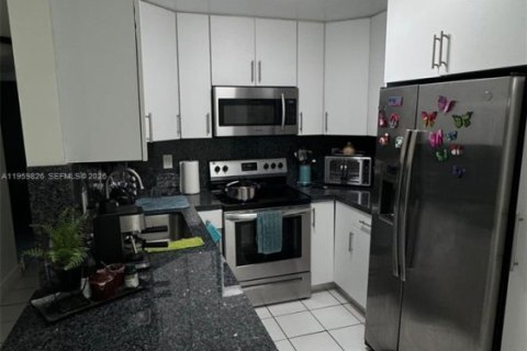 Condo in Miami, Florida, 2 bedrooms № 2020009 - photo 5