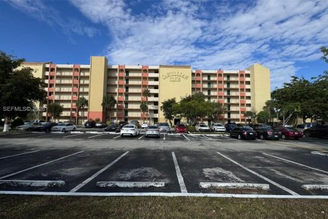 Condo in Miami, Florida, 2 bedrooms № 2020009 - photo 2