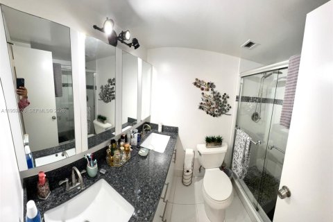 Condo in Miami, Florida, 2 bedrooms № 2020009 - photo 10