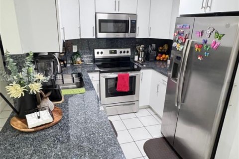 Condo in Miami, Florida, 2 bedrooms № 2020009 - photo 8