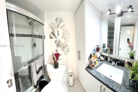 Condo in Miami, Florida, 2 bedrooms № 2020009 - photo 17
