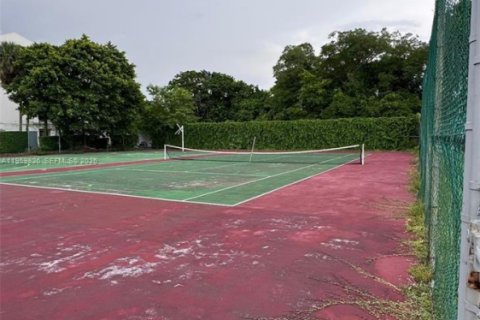 Condo in Miami, Florida, 2 bedrooms № 2020009 - photo 21