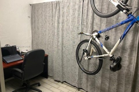 Condo in Miami, Florida, 2 bedrooms № 2020009 - photo 16