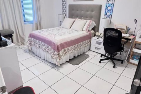 Condo in Miami, Florida, 2 bedrooms № 2020009 - photo 9