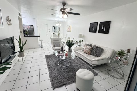 Condo in Miami, Florida, 2 bedrooms № 2020009 - photo 3
