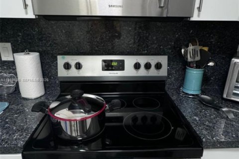 Condo in Miami, Florida, 2 bedrooms № 2020009 - photo 7