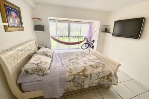 Condo in Miami, Florida, 2 bedrooms № 2020009 - photo 13