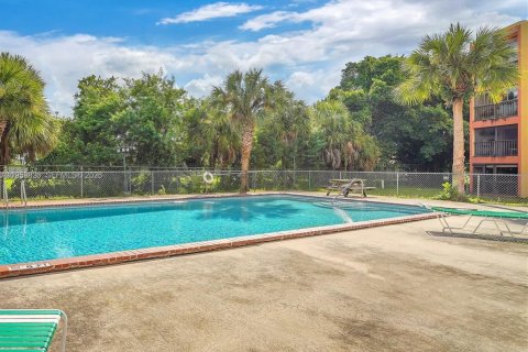 Condo in Miami, Florida, 2 bedrooms № 2020009 - photo 20