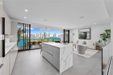 Condo in Miami, Florida, 1 bedroom  № 1947083 - photo 3
