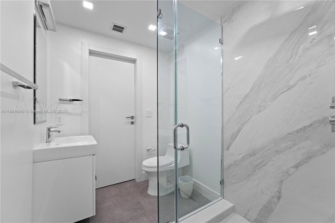 Condo in Miami, Florida, 1 bedroom  № 1947083 - photo 16