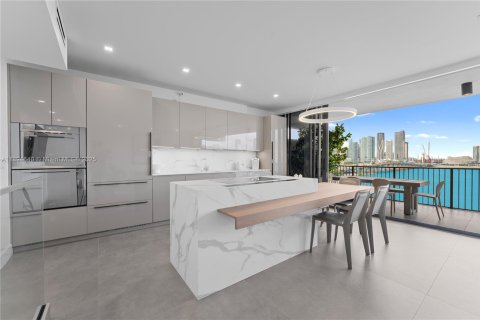 Condo in Miami, Florida, 1 bedroom  № 1947083 - photo 7