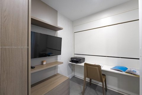 Condo in Miami, Florida, 1 bedroom  № 1947083 - photo 13