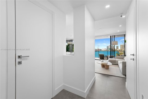 Condo in Miami, Florida, 1 bedroom  № 1947083 - photo 17