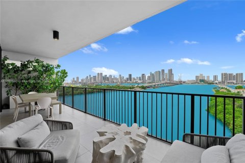 Condo in Miami, Florida, 1 bedroom  № 1947083 - photo 10