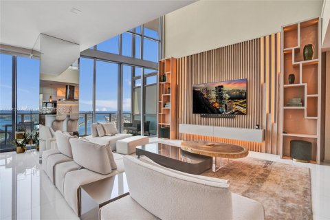 Copropriété à louer à Miami, Floride: 3 chambres, 268.3 m2 № 1925796 - photo 2