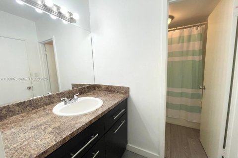Condo in Miami Beach, Florida  № 1689209 - photo 12