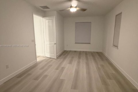 House in Palm Bay, Florida 3 bedrooms № 2069119 - photo 4