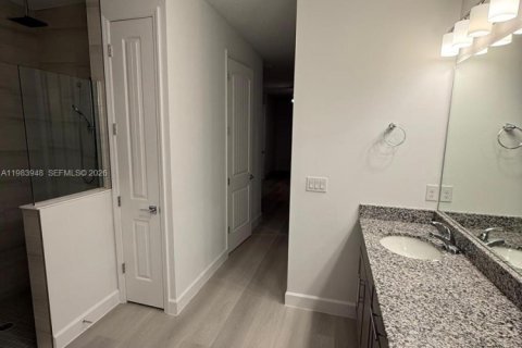 House in Palm Bay, Florida 3 bedrooms № 2069119 - photo 2