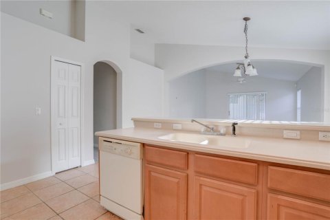 House in Orlando, Florida 4 bedrooms, 190.73 sq.m. № 2203040 - photo 14