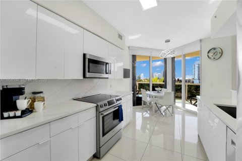 Condo in Fort Lauderdale, Florida, 2 bedrooms  № 2010404 - photo 19