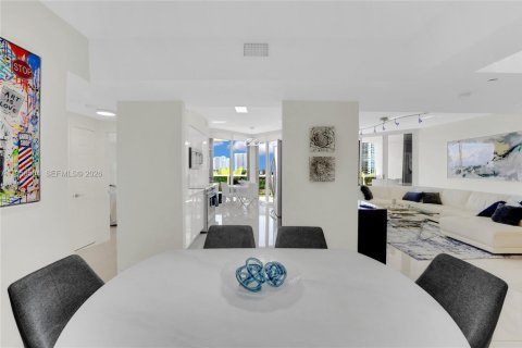 Condo in Fort Lauderdale, Florida, 2 bedrooms  № 2010404 - photo 14