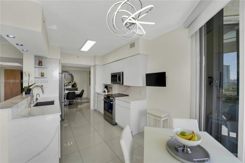 Condo in Fort Lauderdale, Florida, 2 bedrooms  № 2010404 - photo 22