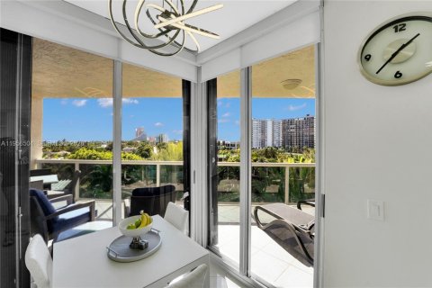Condo in Fort Lauderdale, Florida, 2 bedrooms  № 2010404 - photo 24