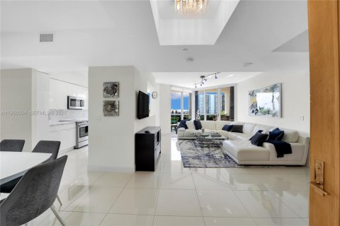 Condo in Fort Lauderdale, Florida, 2 bedrooms  № 2010404 - photo 4