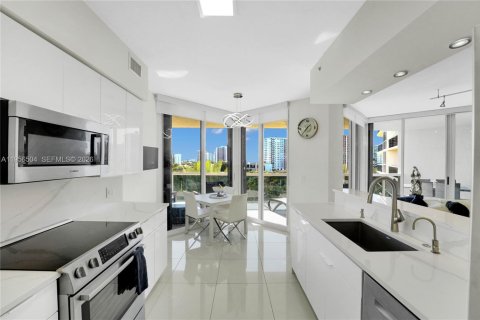 Condo in Fort Lauderdale, Florida, 2 bedrooms  № 2010404 - photo 18