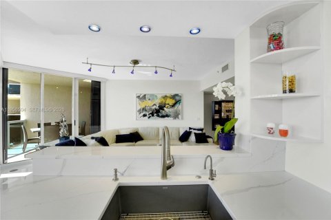 Condo in Fort Lauderdale, Florida, 2 bedrooms  № 2010404 - photo 16