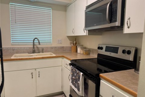 Condo in Lighthouse Point, Florida, 1 bedroom  № 1788798 - photo 14