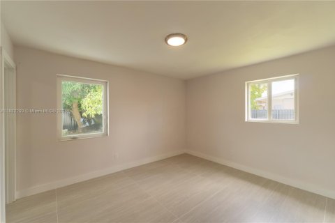 House in Miami, Florida 3 bedrooms, 183.02 sq.m. № 1931816 - photo 15
