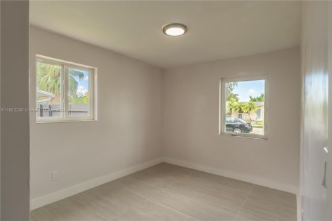 House in Miami, Florida 3 bedrooms, 183.02 sq.m. № 1931816 - photo 9