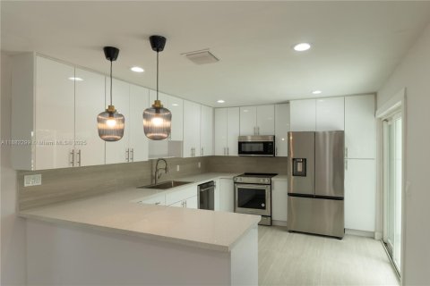 House in Miami, Florida 3 bedrooms, 183.02 sq.m. № 1931816 - photo 5