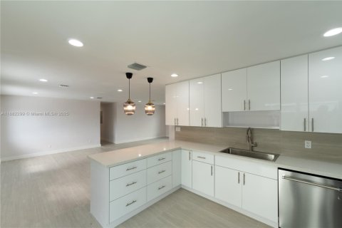 House in Miami, Florida 3 bedrooms, 183.02 sq.m. № 1931816 - photo 4
