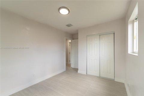 House in Miami, Florida 3 bedrooms, 183.02 sq.m. № 1931816 - photo 8