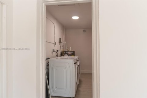 House in Miami, Florida 3 bedrooms, 183.02 sq.m. № 1931816 - photo 16
