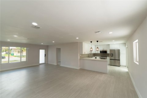 House in Miami, Florida 3 bedrooms, 183.02 sq.m. № 1931816 - photo 6