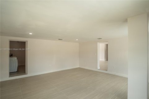 House in Miami, Florida 3 bedrooms, 183.02 sq.m. № 1931816 - photo 17