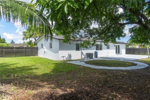 House in Miami, Florida 3 bedrooms, 183.02 sq.m. № 1931816 - photo 21