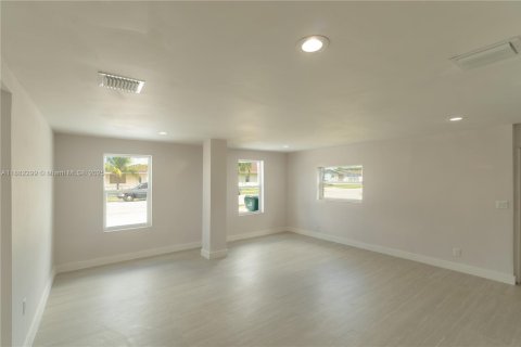 House in Miami, Florida 3 bedrooms, 183.02 sq.m. № 1931816 - photo 18