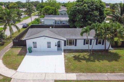House in Miami, Florida 3 bedrooms, 183.02 sq.m. № 1931816 - photo 2
