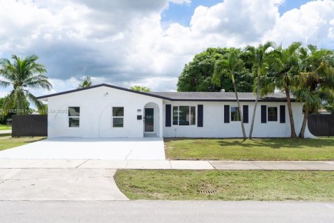 House in Miami, Florida 3 bedrooms, 183.02 sq.m. № 1931816 - photo 1