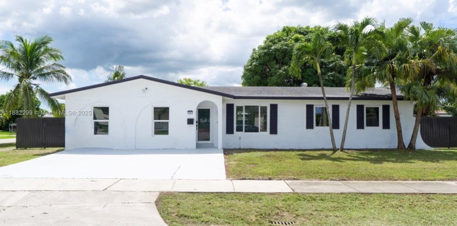House in Miami, Florida 3 bedrooms, 183.02 sq.m. № 1931816