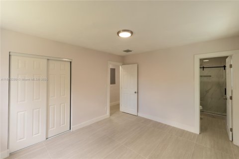 House in Miami, Florida 3 bedrooms, 183.02 sq.m. № 1931816 - photo 12