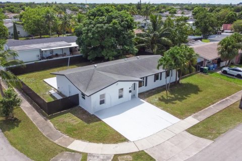 House in Miami, Florida 3 bedrooms, 183.02 sq.m. № 1931816 - photo 3