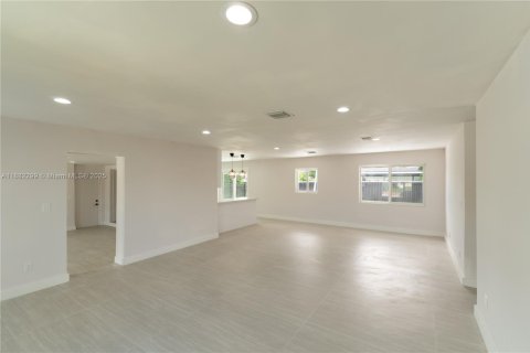 House in Miami, Florida 3 bedrooms, 183.02 sq.m. № 1931816 - photo 7