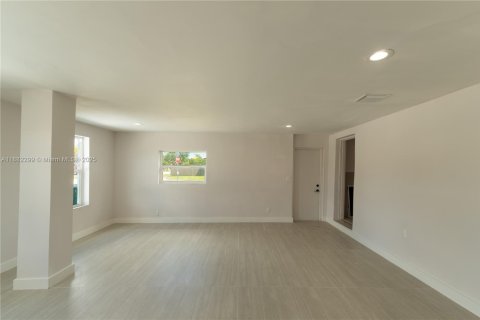 House in Miami, Florida 3 bedrooms, 183.02 sq.m. № 1931816 - photo 19