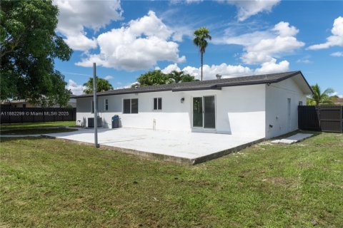 House in Miami, Florida 3 bedrooms, 183.02 sq.m. № 1931816 - photo 20